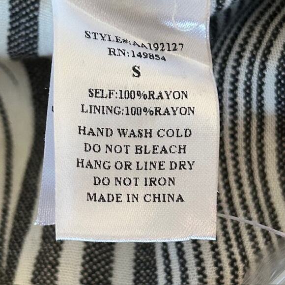 Sadie & Sage V-neck Black and White Striped Lined Jumpsuit, size Small - Picture 7 of 7